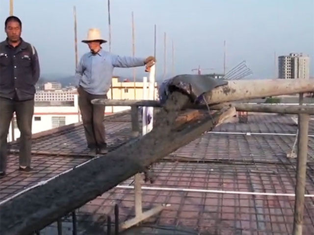 山東力源機械，車(chē)載式攪拌拖泵一體機現場(chǎng)施工視頻